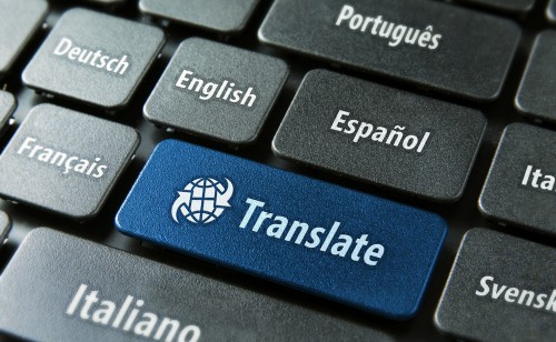 Czarna klawiatura z językami świata z niebieskim przyciskiem przetłumacz